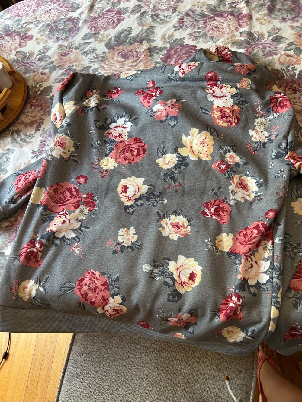 NWT Ardene Gray Hoodie with Rose and Cream Floral Pattern Size M - Picture 3 of 5